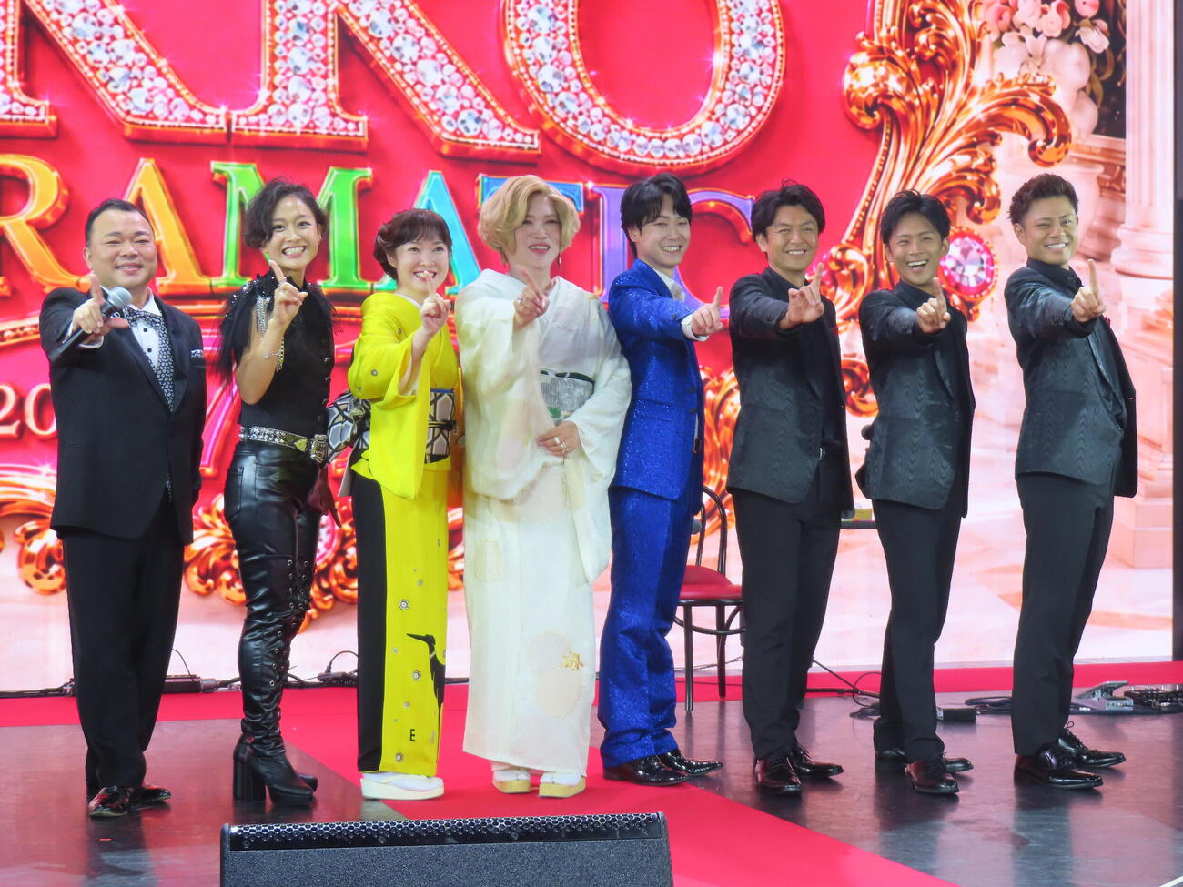「IKKO DRAMATIC　～Beauty Music SHOW～」取材会に臨んだ田川寿美（左から3人目）、IKKO（同4人目）ら出演者たち（撮影・鎌田良美）