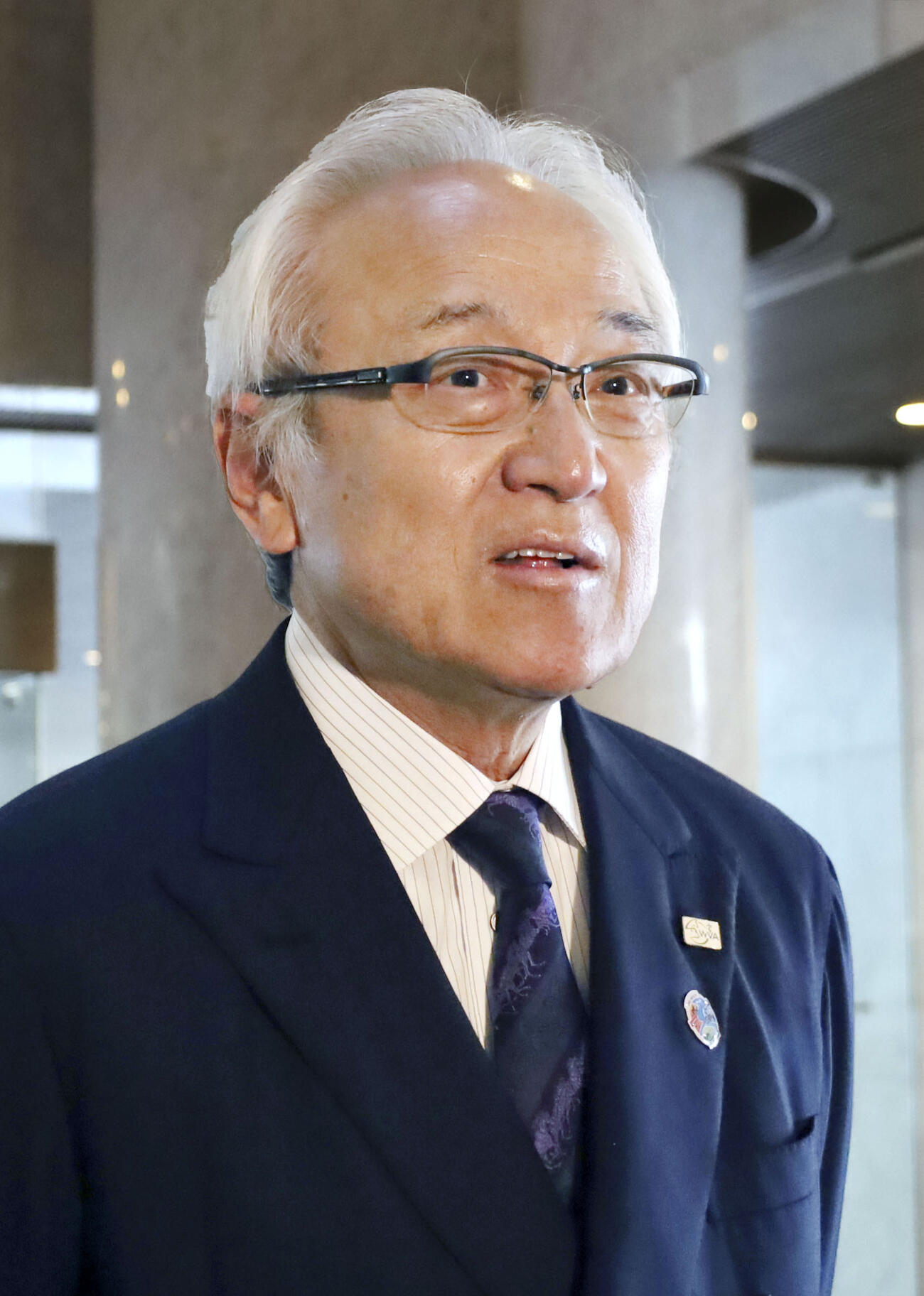 福岡県議会棟で記者団の取材に応じる蔵内勇夫議長＝17日午前(共同)