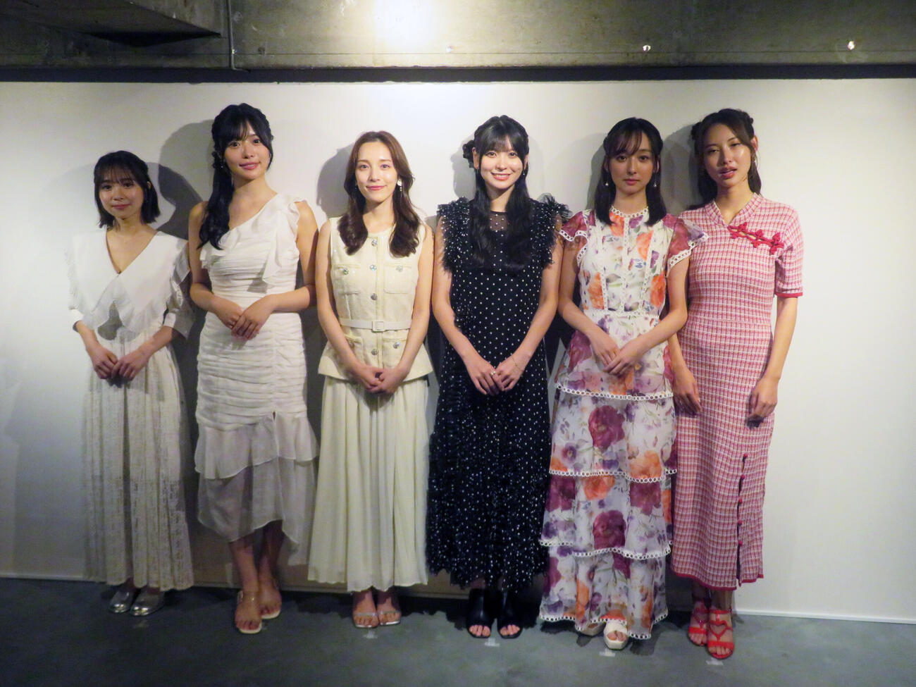 実写恋愛ゲーム「ハムコイ」「べっぴん荘」合同会見に出席した、左から池本しおり、高鶴桃羽、都丸紗也華、花城奈央、渚のん、あのん舞（撮影・川田和博）
