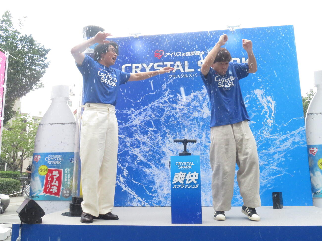 「CRYSTAL SPARK　爽快スプラッシュ！！　PRイベント」に参加した「さや香」の新山（左）と石井は、水しぶきを浴びて驚きの様子を見せた