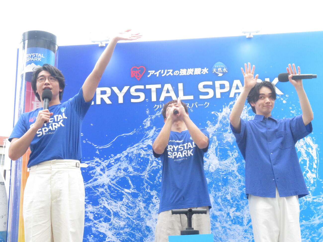 「CRYSTAL SPARK　爽快スプラッシュ！！　PRイベント」に参加した宮世琉弥（右）、「さや香」の左から新山と石井