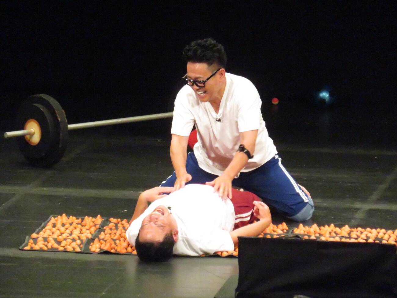 「津田VS大輔～世紀のスモールマッチ～」で、足ツボマットにダイアン津田篤宏（下）を押しつける宮川大輔