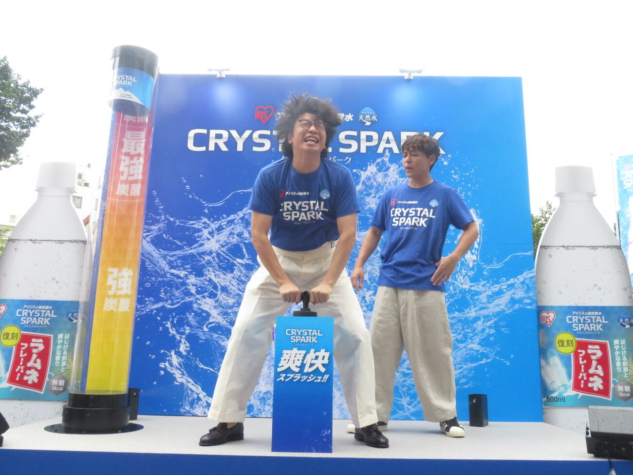 「CRYSTAL SPARK　爽快スプラッシュ！！　PRイベント」に参加した「さや香」の新山（左）と石井