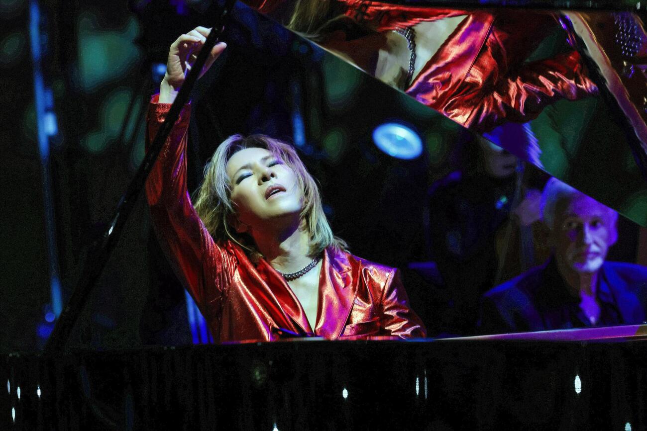 パフォーマンスするYOSHIKI