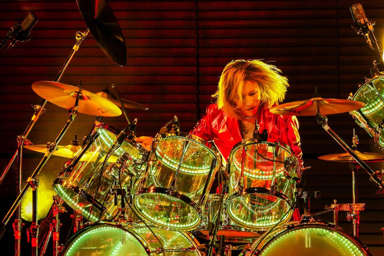 ドラムを叩くYOSHIKI