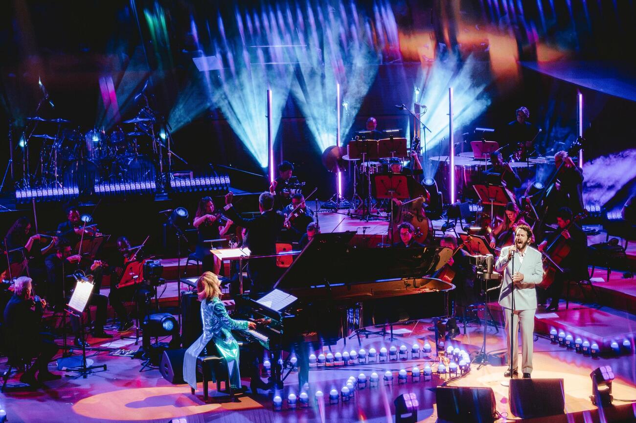 共演したYOSHIKIとジョシュ・グローバン（右）