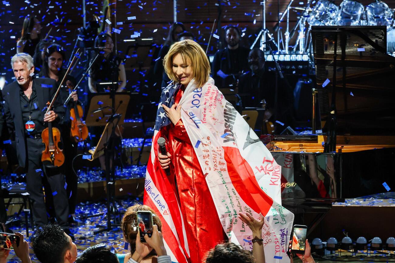 ファンからの声援に応えるYOSHIKI