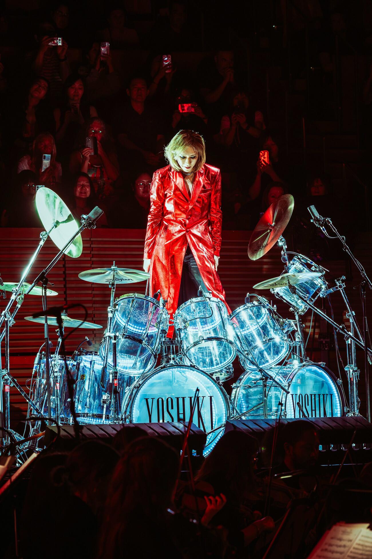 ドラムパフォーマンスするYOSHIKI