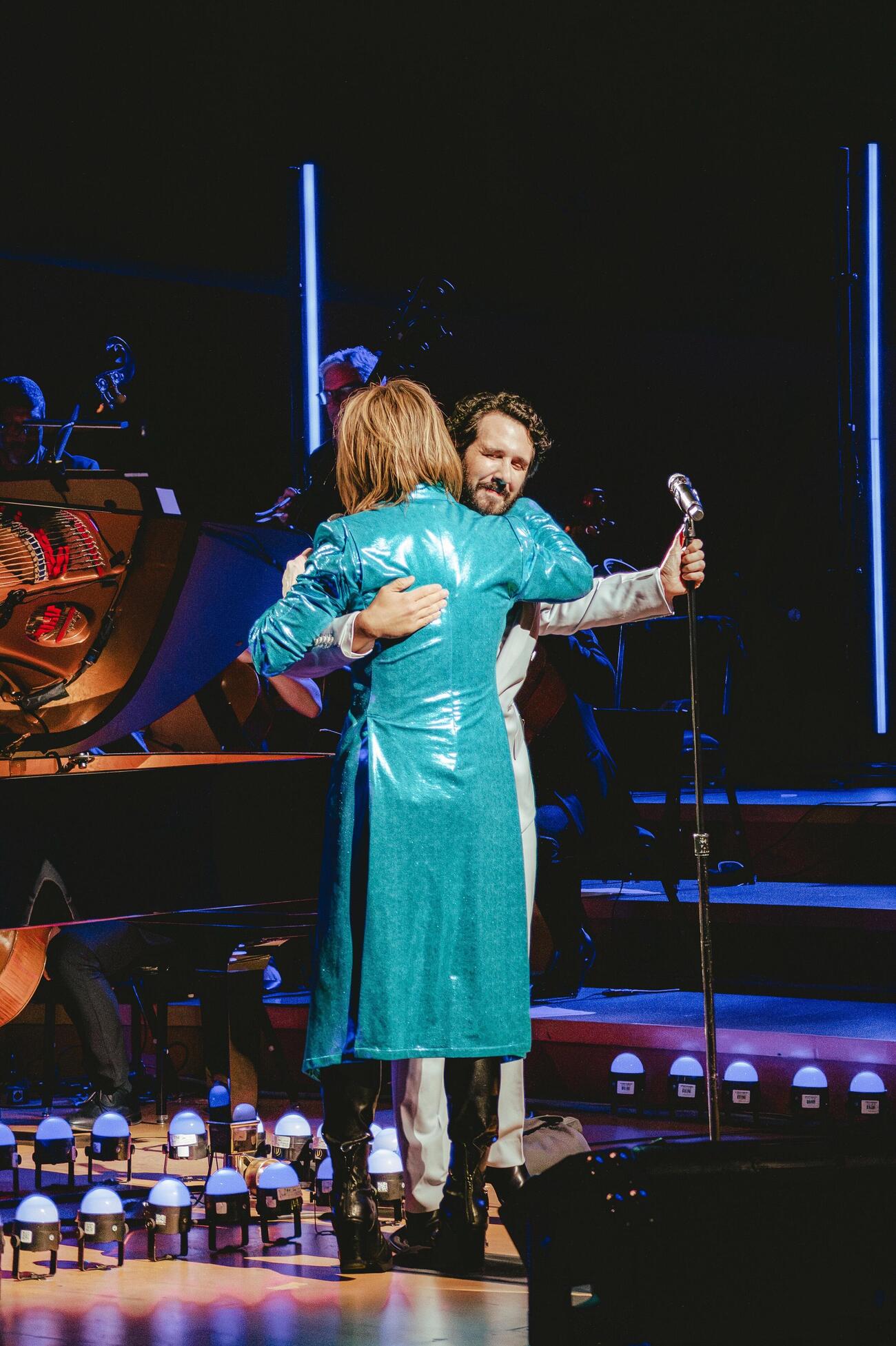 ハグを交わすYOSHIKIとジョシュ・グローバン