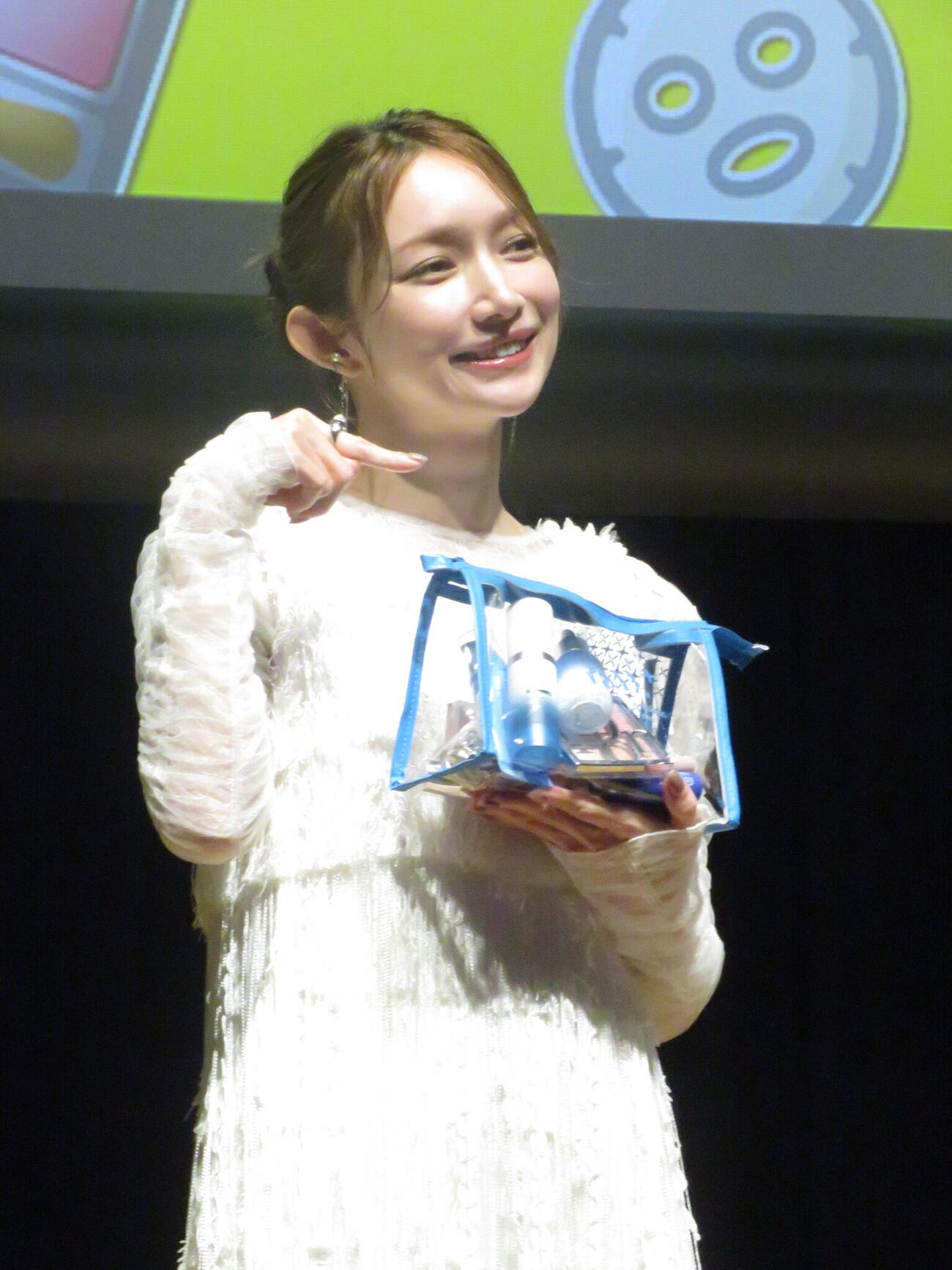 イベントでトークショーを行った後藤真希は、ポーチに入れた「1軍」というコスメを披露した