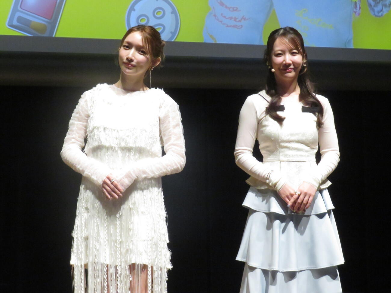 イベントでトークショーを行った後藤真希（左）。右はイベントを開催した美容系YouTuberのコスメヲタちゃんねるサラ
