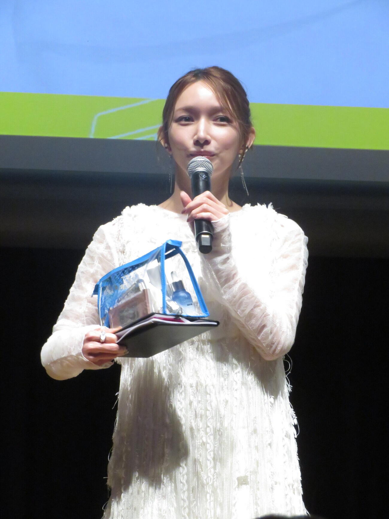 イベントでトークショーを行った後藤真希は、ポーチに入れた「1軍」というコスメを披露した