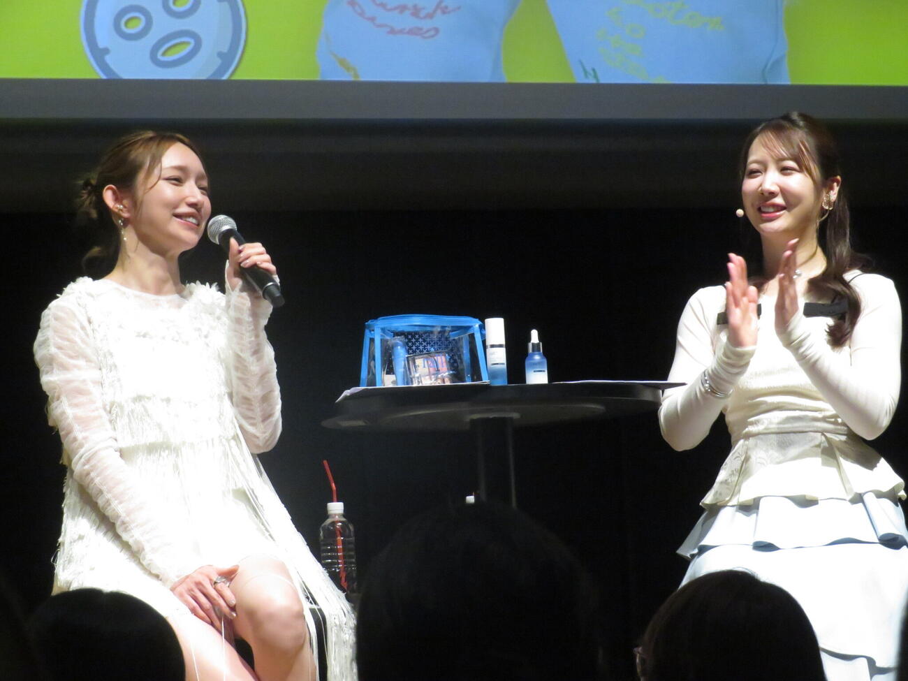 イベントでトークショーを行った後藤真希（左）。右はイベントを開催した美容系YouTuberのコスメヲタちゃんねるサラ