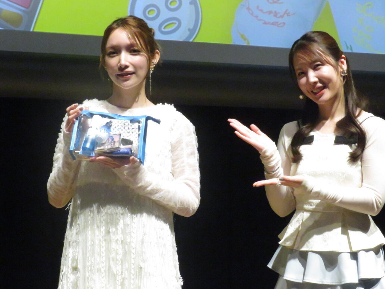 イベントでトークショーを行った後藤真希（左）。右はイベントを開催した美容系YouTuberのコスメヲタちゃんねるサラ