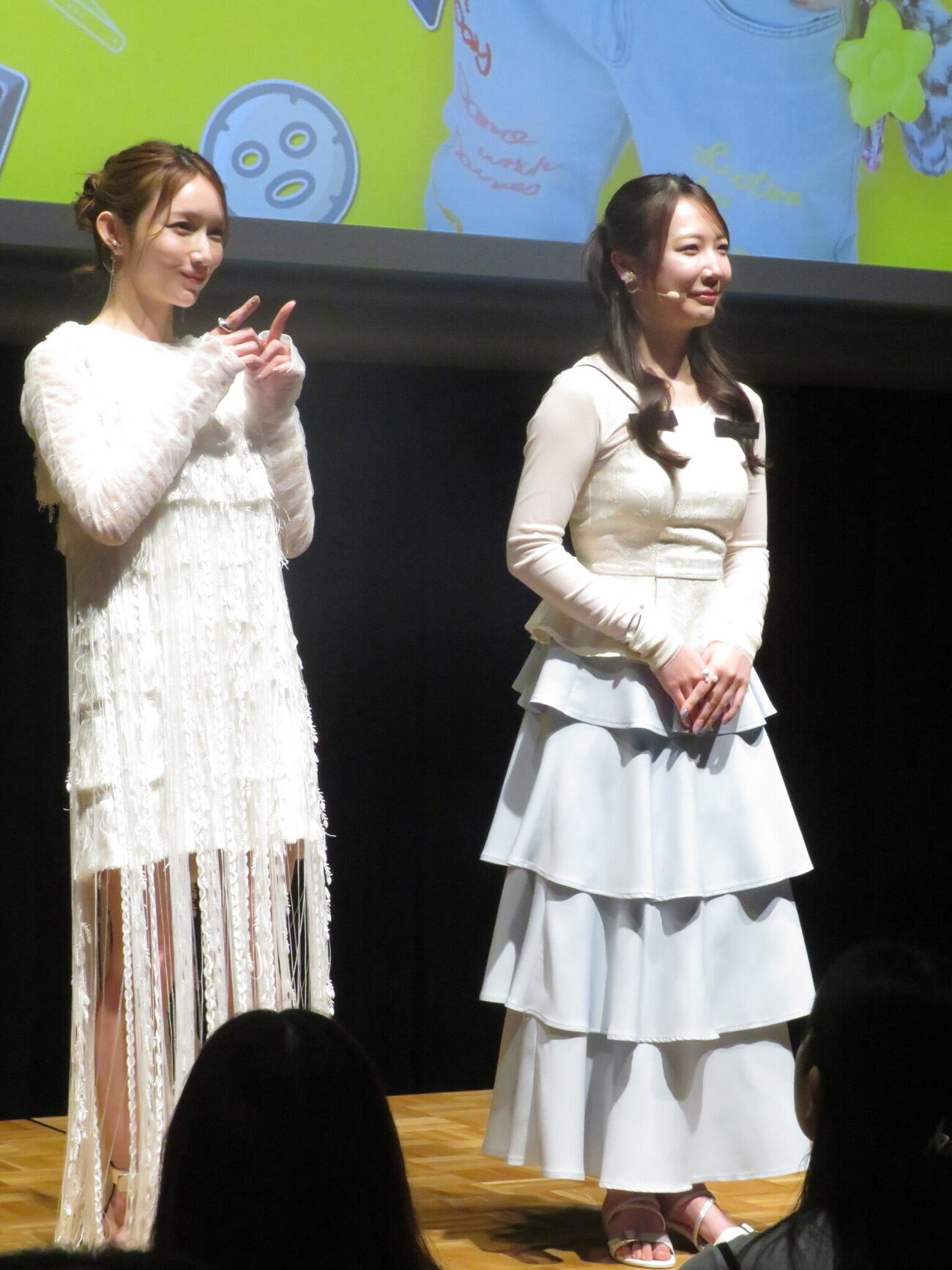 イベントでトークショーを行った後藤真希（左）。右はイベントを開催した美容系YouTuberのコスメヲタちゃんねるサラ