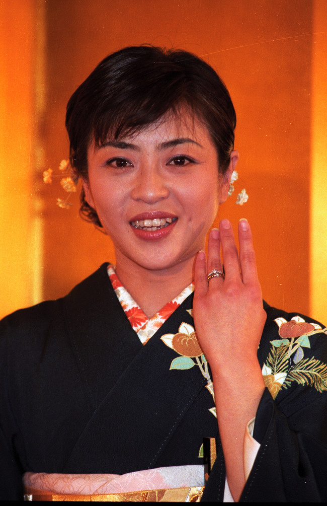 98年3月、俳優本宮泰風と結婚したことを発表する松本明子