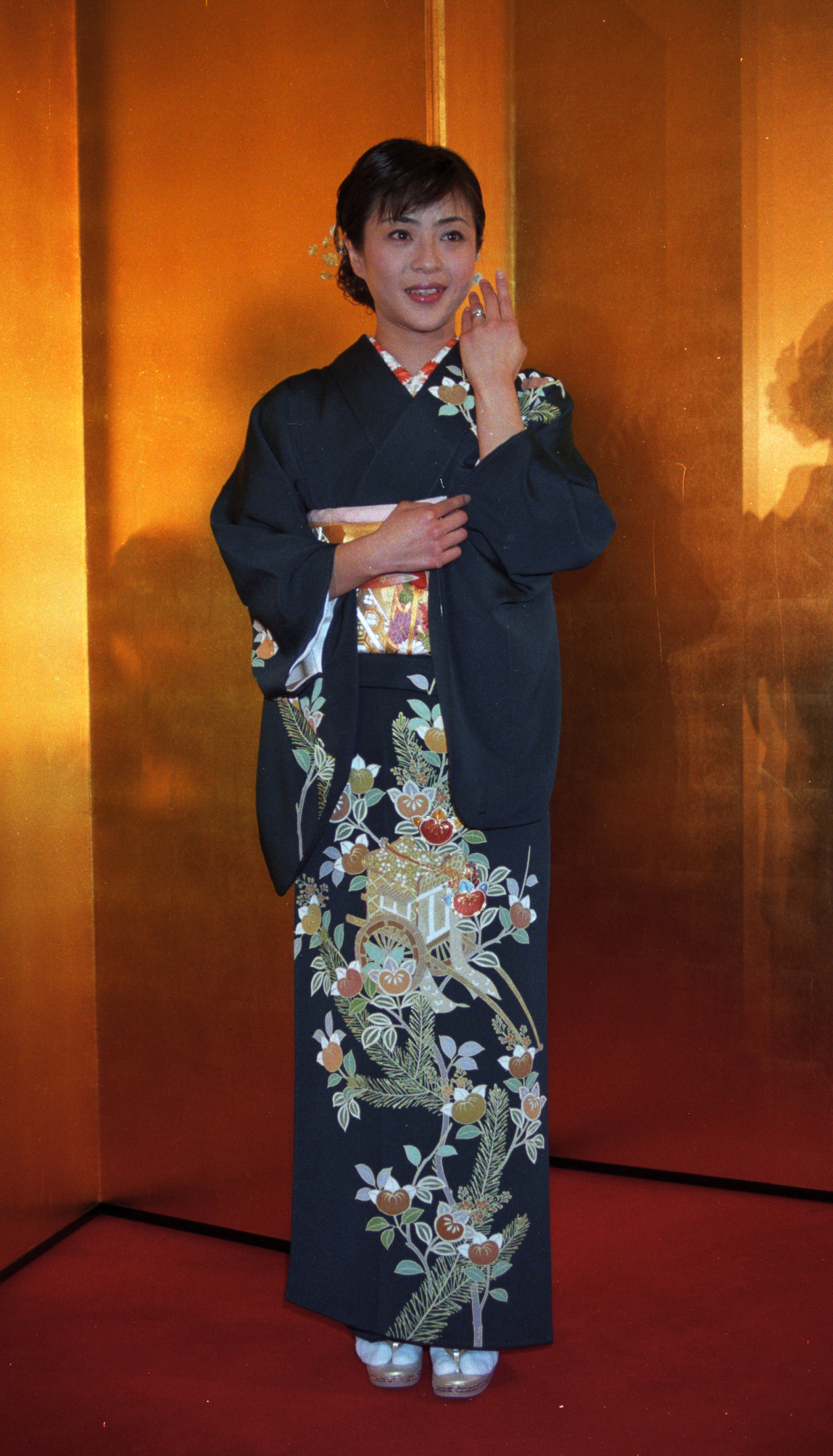 98年3月、俳優本宮泰風と結婚したことを発表する松本明子。3年越しの交際を実らせた。