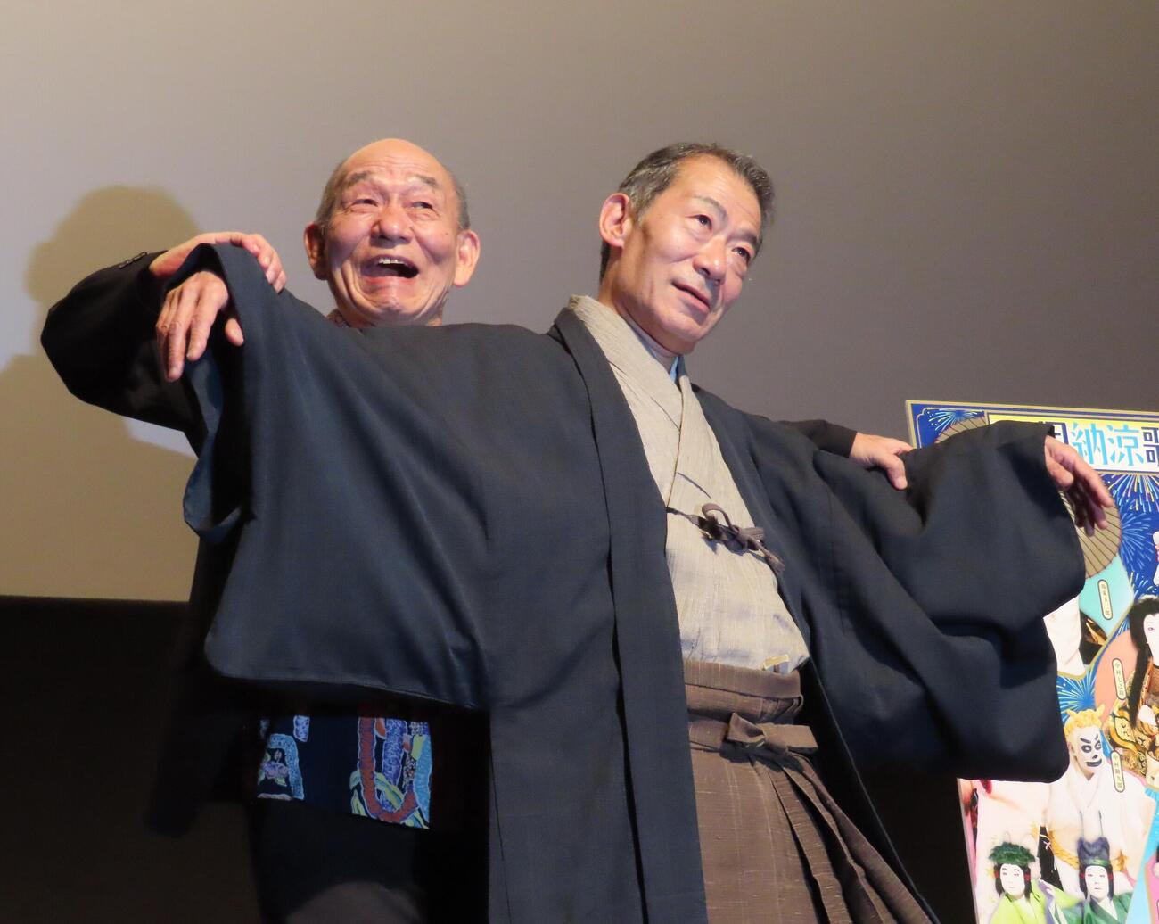 シネマ歌舞伎「らくだ」トーク付き上映で、登場人物の馬太郎のポーズをしてみせる片岡市蔵（右）、笹野高史