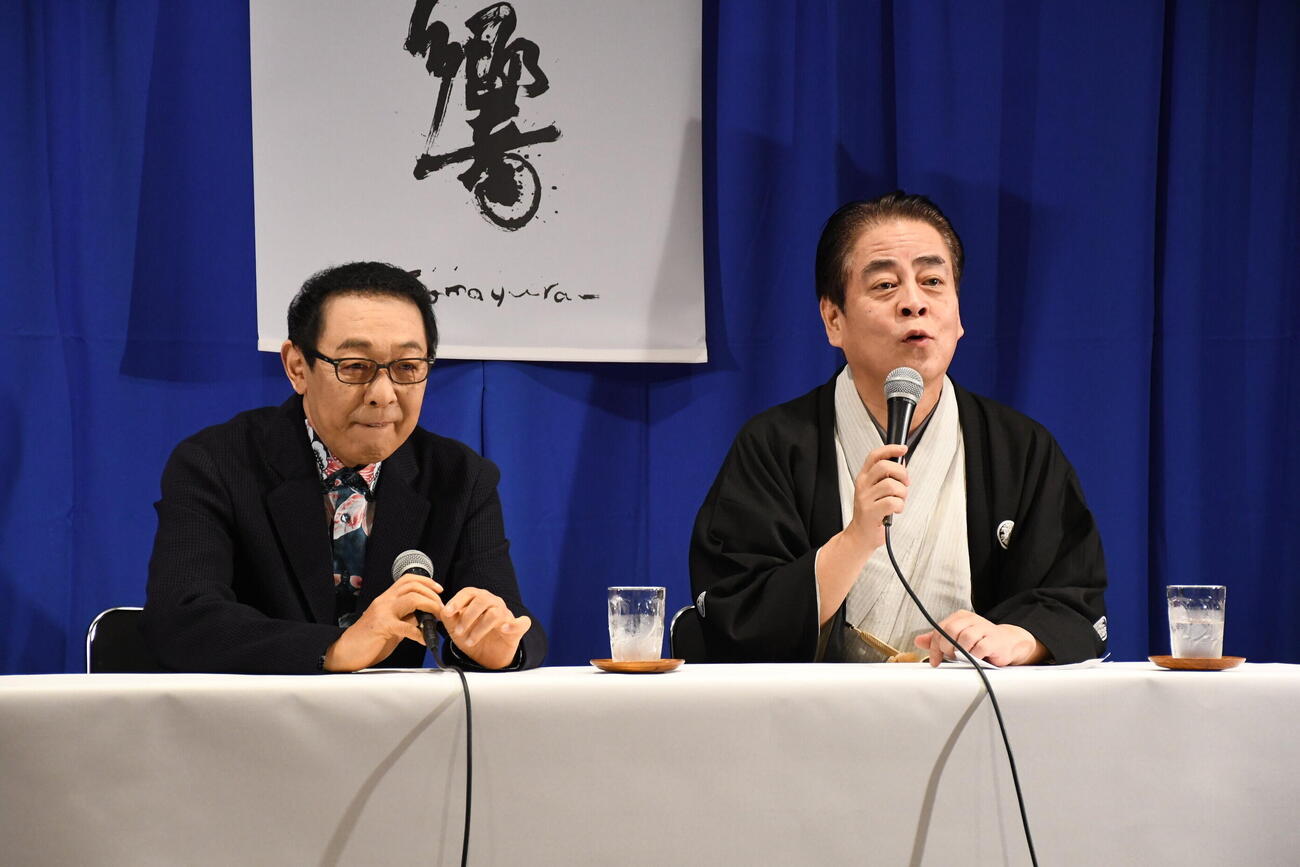 第4回「玉響」還暦記念公演の記者会見に出席した立川談春（右）とさだまさし（撮影・阪口孝志）