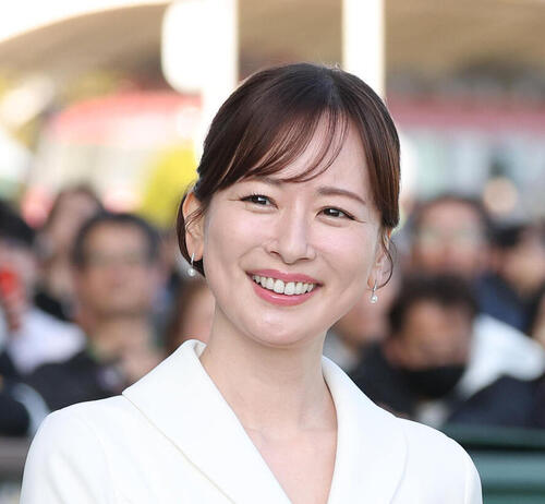皆藤愛子アナ、串焼きモグモグ　競馬場グルメを満喫「素晴らしい食欲」「二十代にしか見えん」
