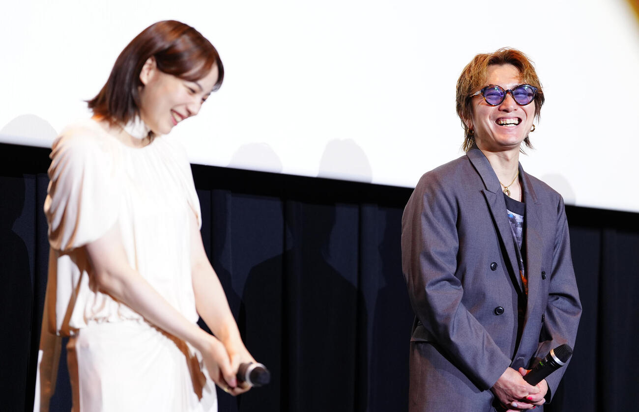 映画「平行と垂直」東京プレミアで笑顔の安田章大（左）とのん（撮影・鈴木みどり）