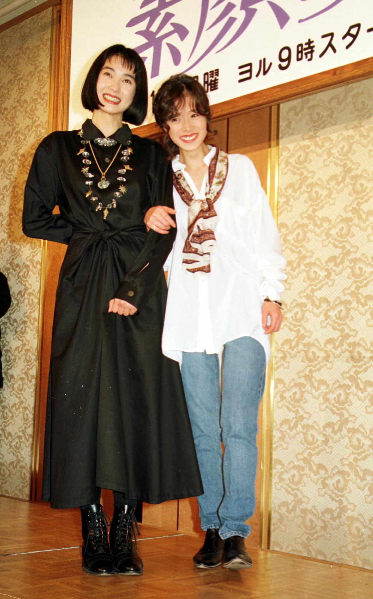 92年3月、フジテレビ「素顔のままで」制作発表　安田成美（左）と中森明菜