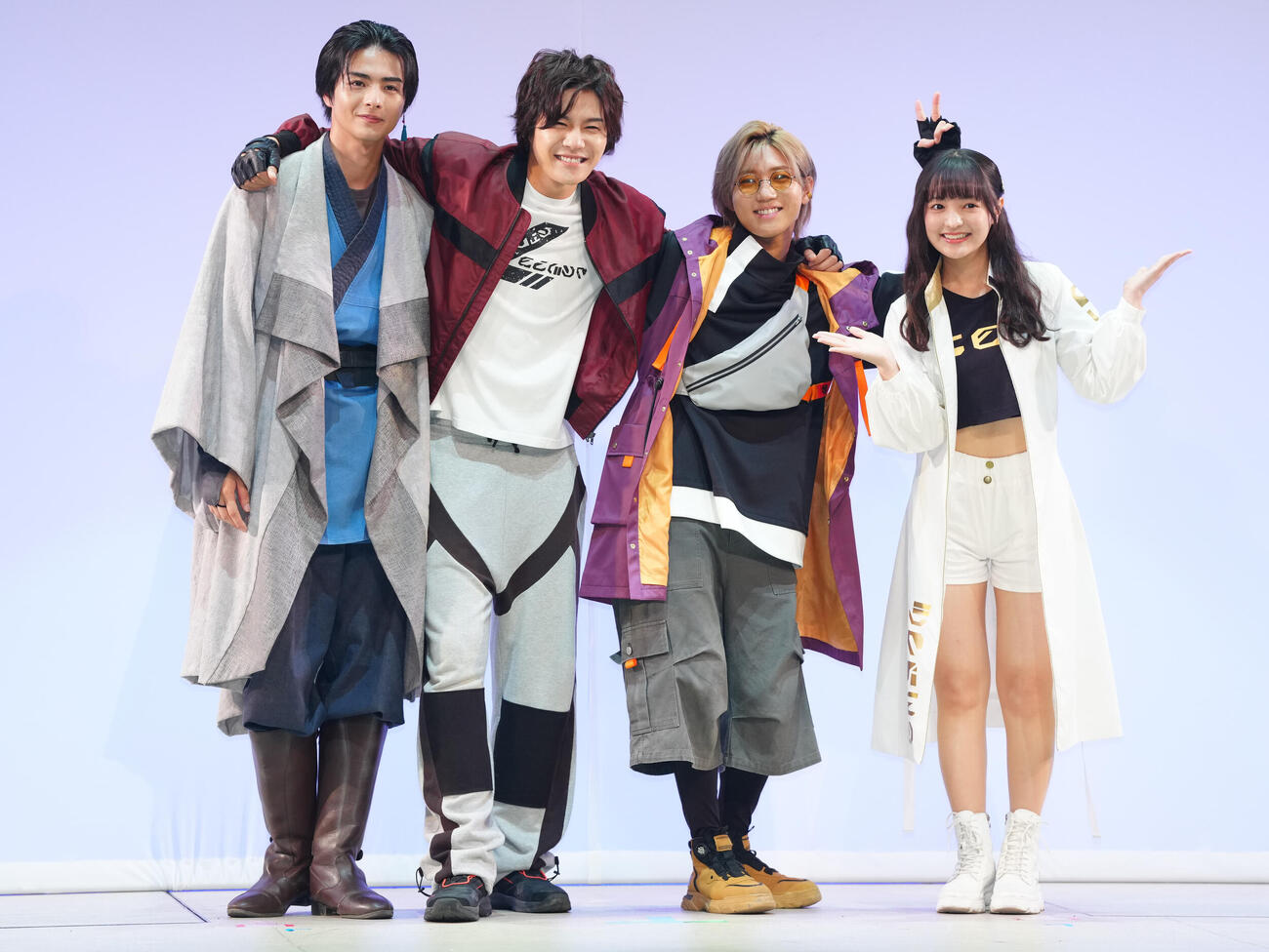 「超宇宙刑事ギャバン　インフィニティ」最終回イベントでフォトセッションに納まる出演者たち。左から赤羽流河、長田光平、安井謙太郎、角心菜（撮影・鈴木みどり）