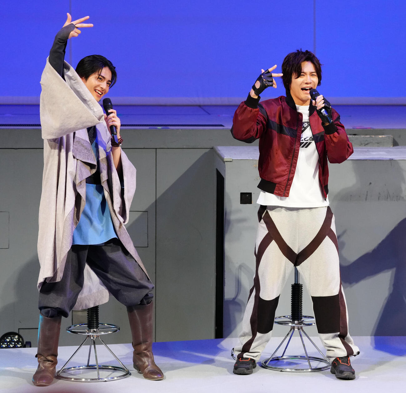 「超宇宙刑事ギャバン　インフィニティ」最終回イベントでポーズを取る赤羽流河（左）と長田光平（撮影・鈴木みどり）