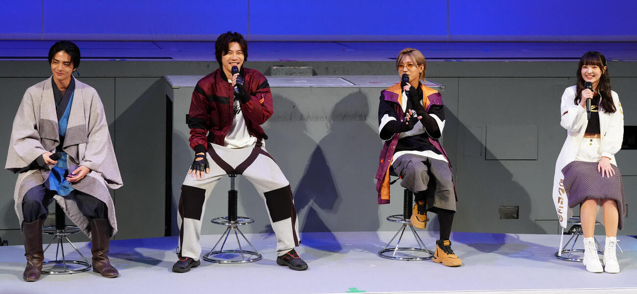 「超宇宙刑事ギャバン　インフィニティ」最終回イベントに登壇した出演者たち。左から赤羽流河、長田光平、安井謙太郎、角心菜（撮影・鈴木みどり）