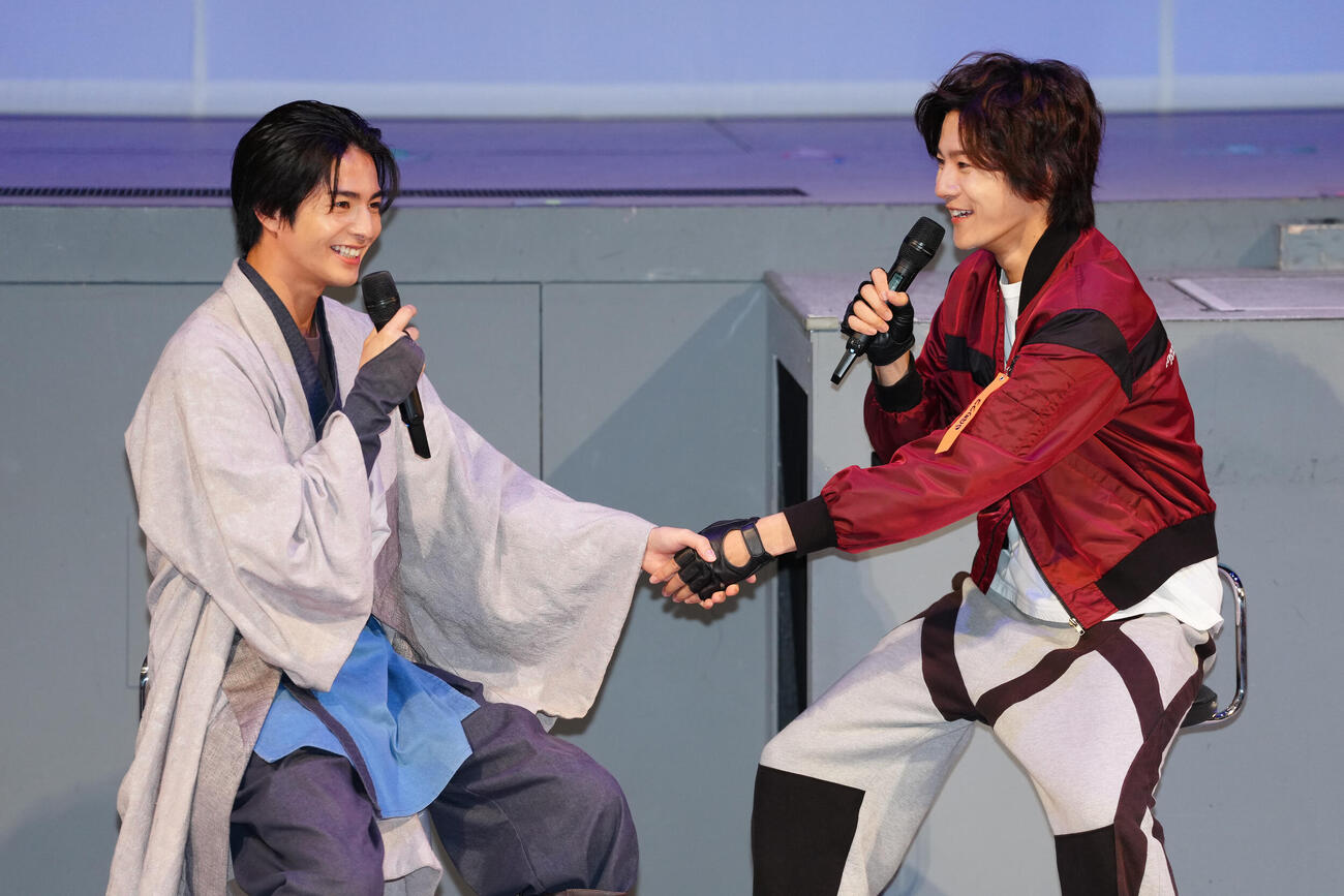 「超宇宙刑事ギャバン　インフィニティ」最終回イベントで握手する長田光平（右）と赤羽流河（撮影・鈴木みどり）