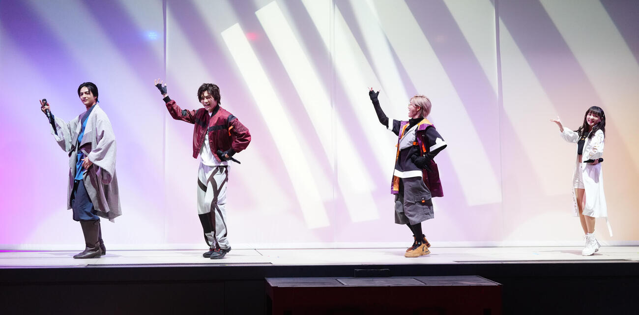 「超宇宙刑事ギャバン　インフィニティ」最終回イベントでパフォーマンスする出演者たち。左から赤羽流河、長田光平、安井謙太郎、角心菜（撮影・鈴木みどり）