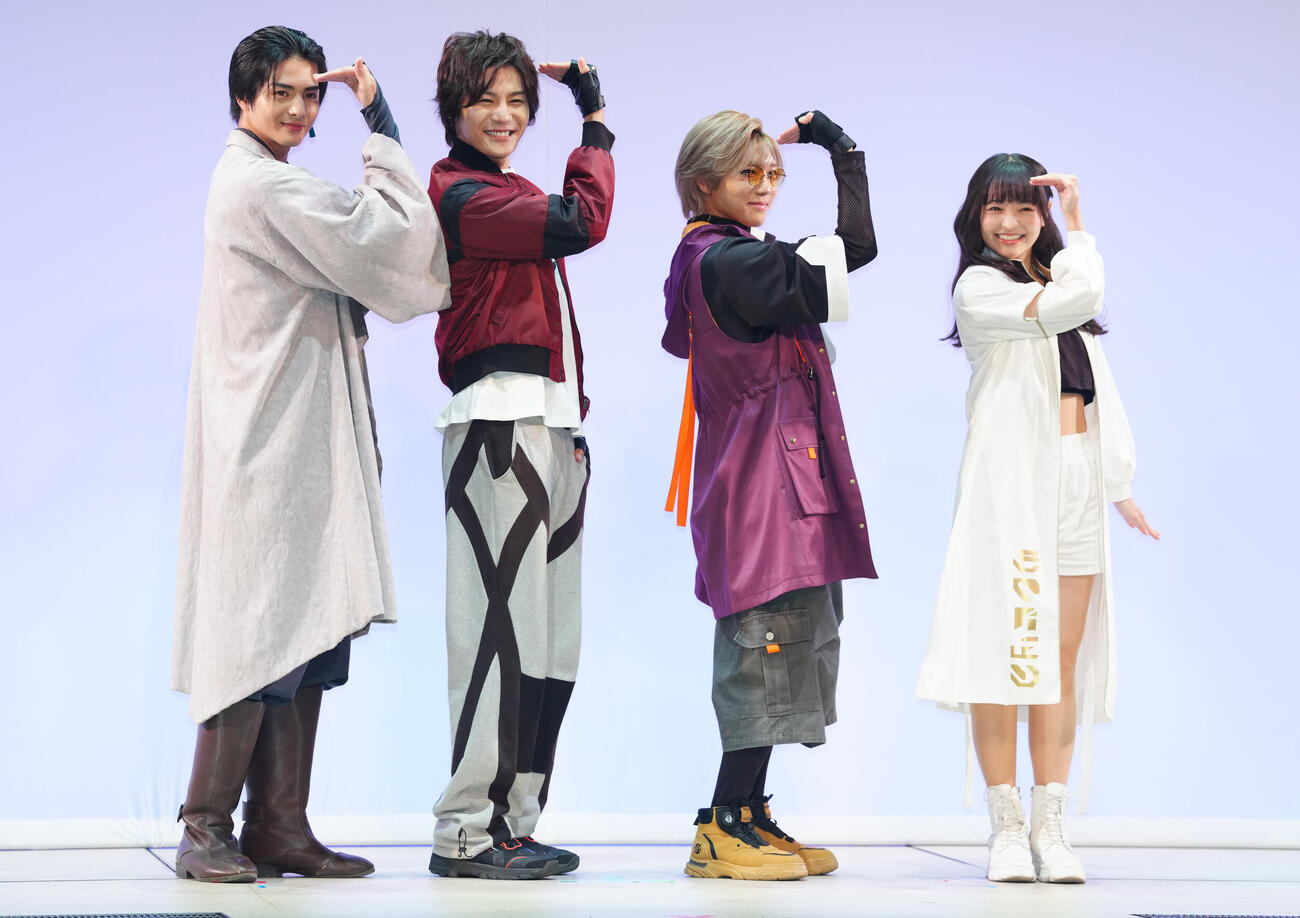 「超宇宙刑事ギャバン　インフィニティ」最終回イベントでフォトセッションに納まる出演者たち。左から赤羽流河、長田光平、安井謙太郎、角心菜（撮影・鈴木みどり）