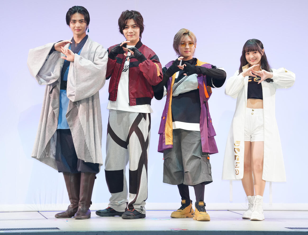 「超宇宙刑事ギャバン　インフィニティ」最終回イベントでフォトセッションに納まる出演者たち。左から赤羽流河、長田光平、安井謙太郎、角心菜（撮影・鈴木みどり）