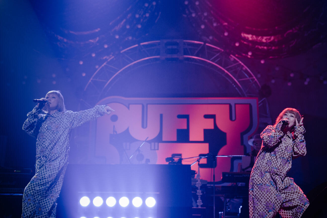 「PUFFYの”P”FES」初日公演で歌唱するPUFFYの吉村由美（左）と大貫亜美（Michiko Yamamoto撮影）
