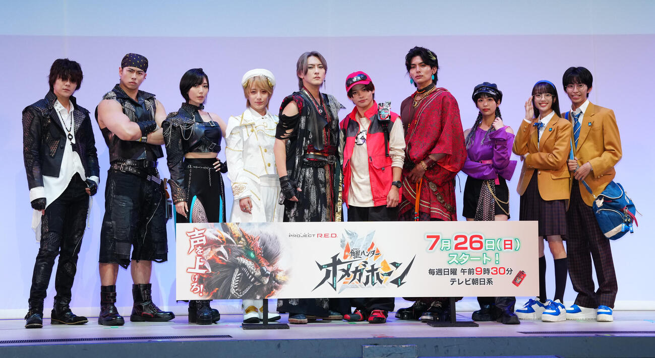 「角醒ハンター　オメガホーン」制作発表でフォトセッションに納まる出演者たち。左から長田光平、桜庭大翔、光宗薫、小西詠斗、田鶴翔吾、楢原聖、国上将大、糸瀬七葉、三浦舞華、加藤憲史郎（撮影・鈴木みどり）