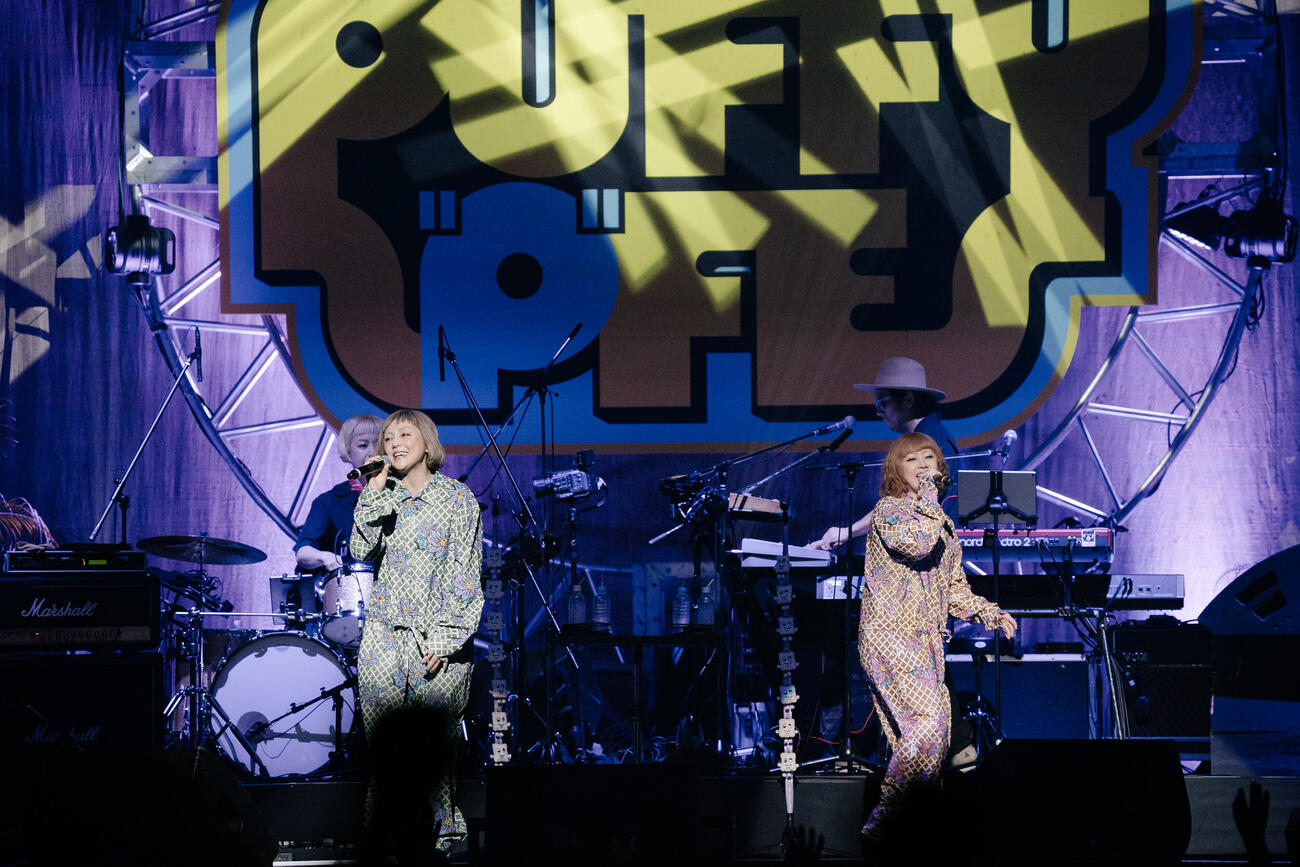 「PUFFYの”P”FES」初日公演で歌唱するPUFFYの吉村由美（左）と大貫亜美（Michiko Yamamoto撮影）