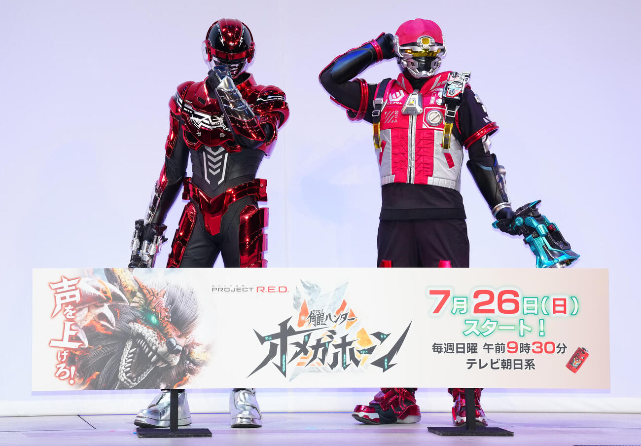 「角醒ハンター　オメガホーン」制作発表でポーズをとるギャバンインフィニティ（左）とキャプテン・オメガホーン（撮影・鈴木みどり）
