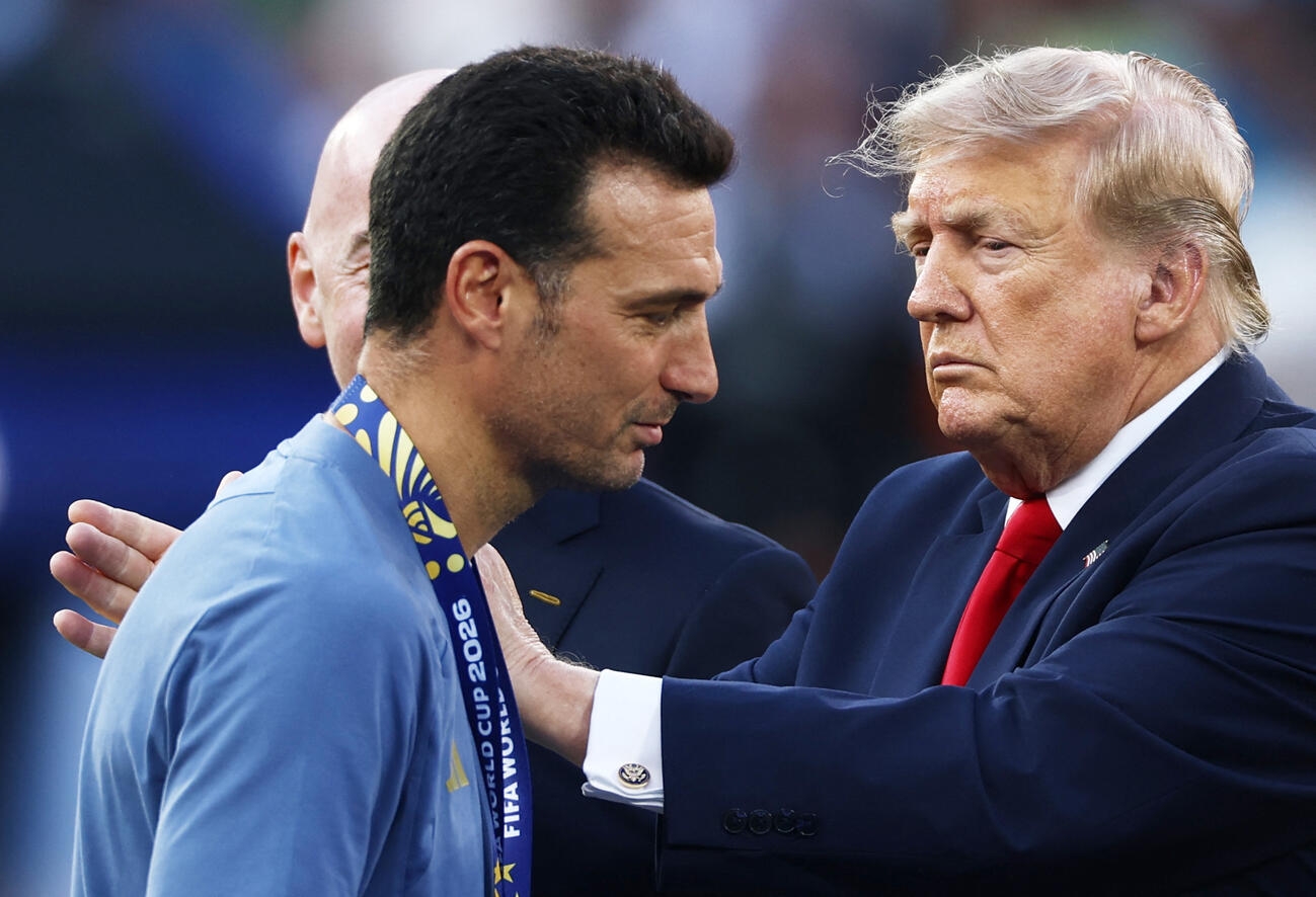 スペイン対アルゼンチン　表彰式でドナルド・トランプ米大統領から準優勝メダルを受け取り、落胆した様子のアルゼンチン代表のスカロニ監督（ロイター）
