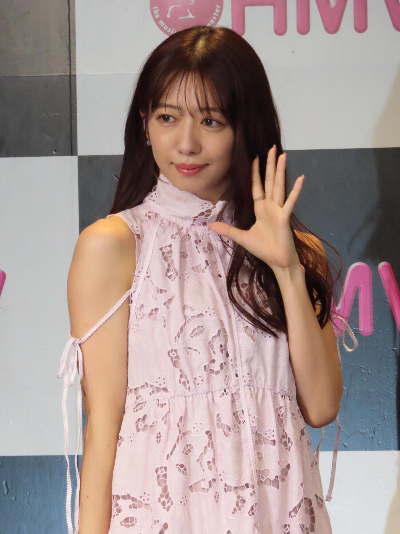 2nd写真集「まちあわせ」発売記念の取材に応じた真山りか