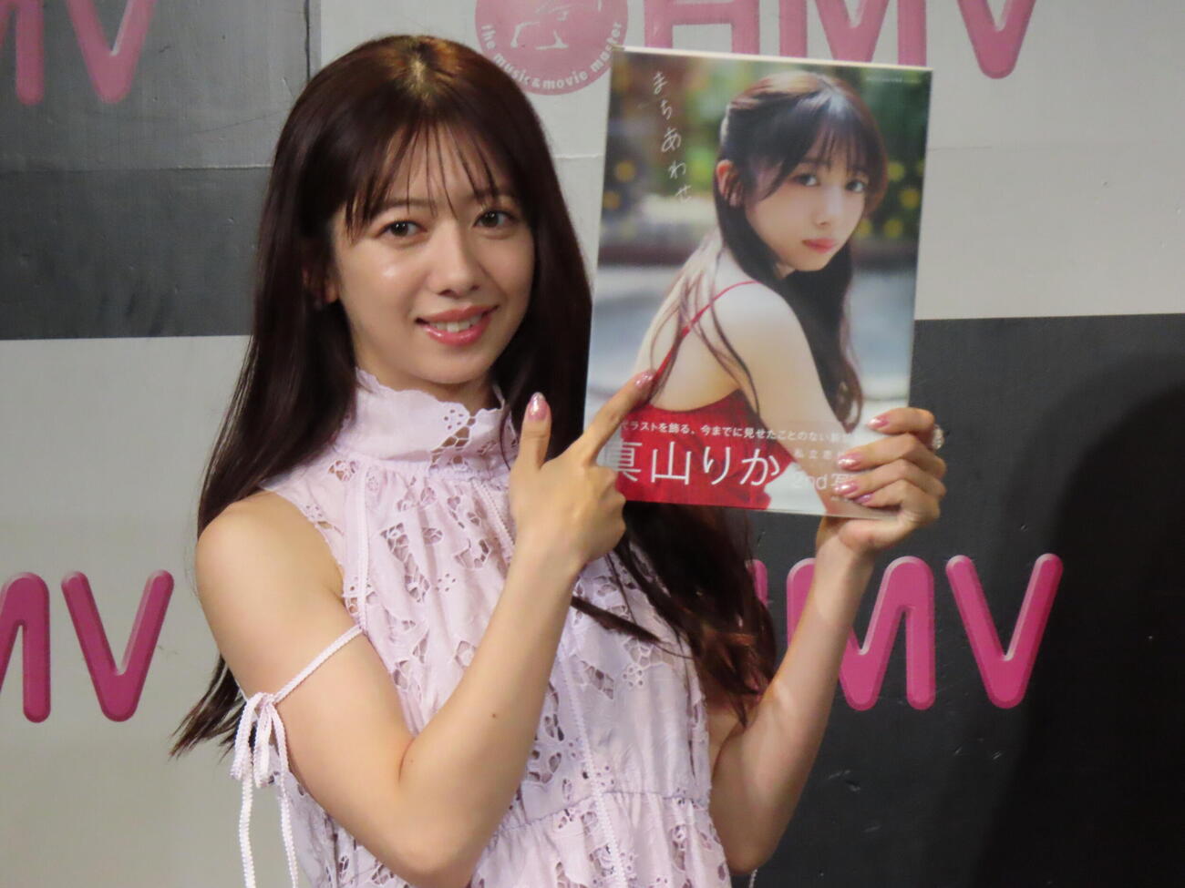 2nd写真集「まちあわせ」発売記念の取材に応じた真山りか