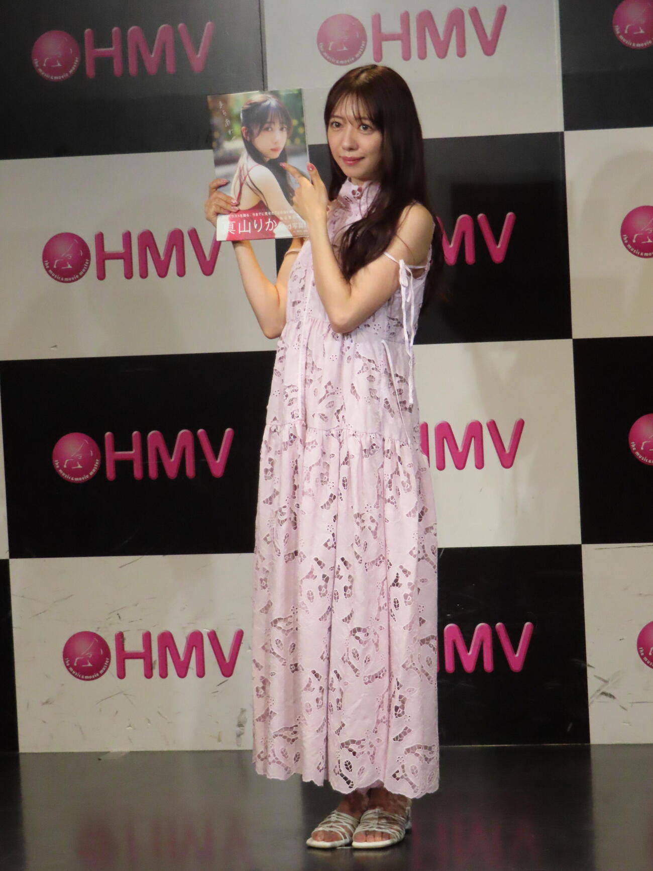 2nd写真集「まちあわせ」発売記念の取材に応じた真山りか