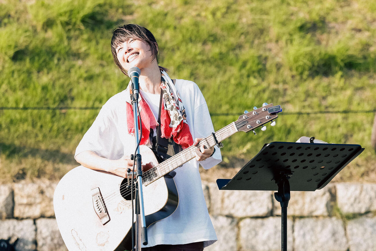 路上ライブツアー“いばらのみち”ファイアルで熱唱する鈴木実貴子ズの鈴木実貴子（松本いづみ氏撮影）