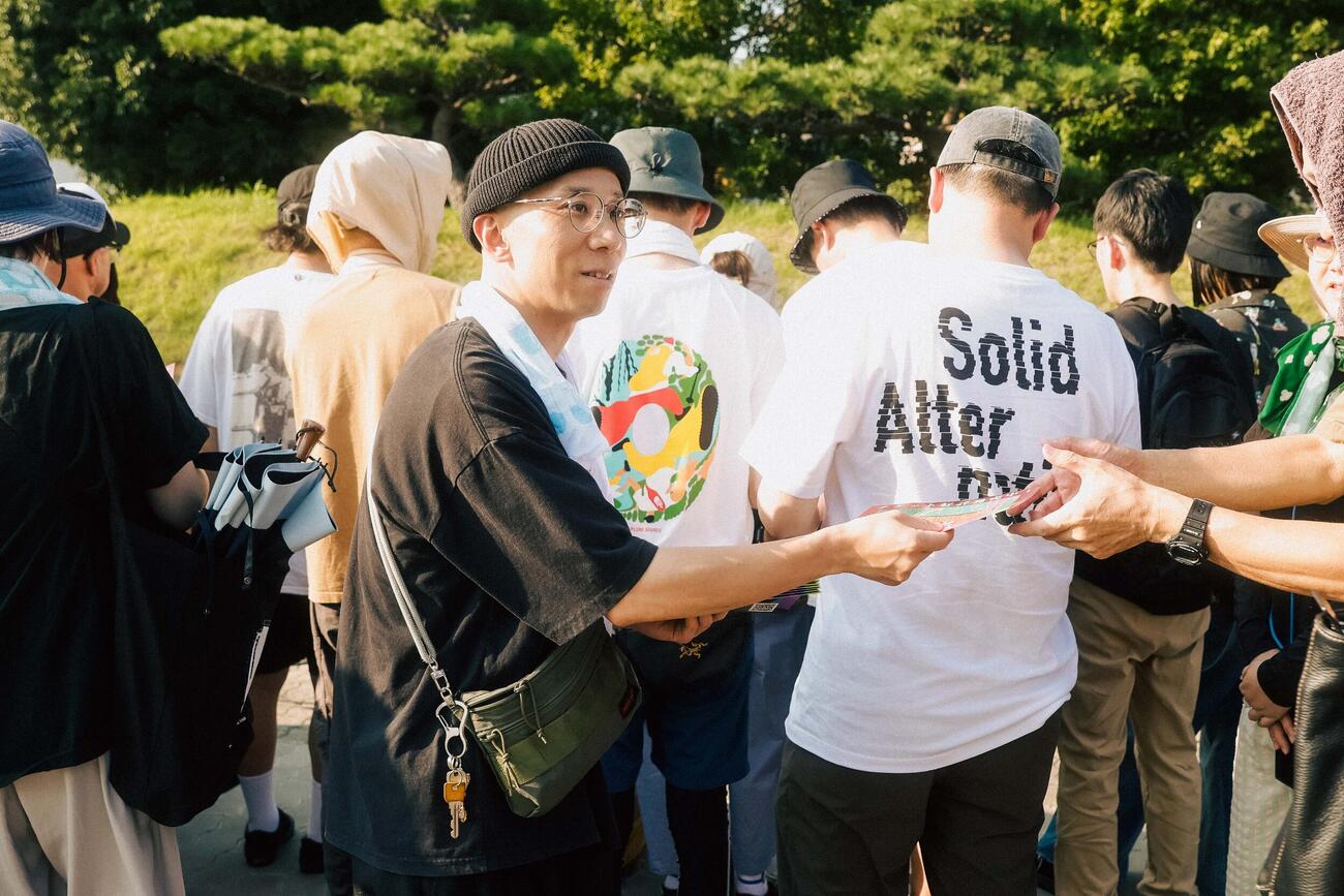 路上ライブツアー“いばらのみち”ファイアルでチラシを配る鈴木実貴子ズのズ（松本いづみ氏撮影）