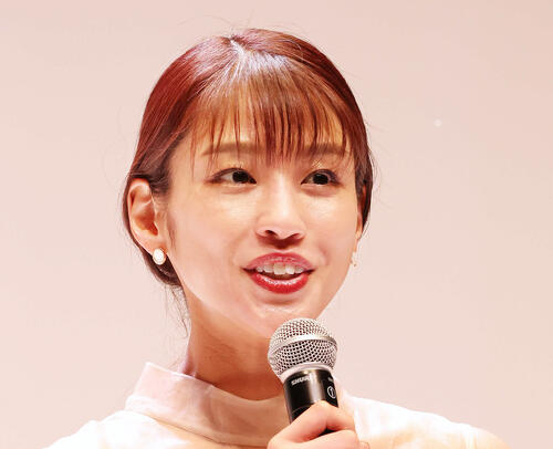 「背中えんろ…」一児のママ岡副麻希アナ、美背中パックリ！大胆な水着姿にファン衝撃