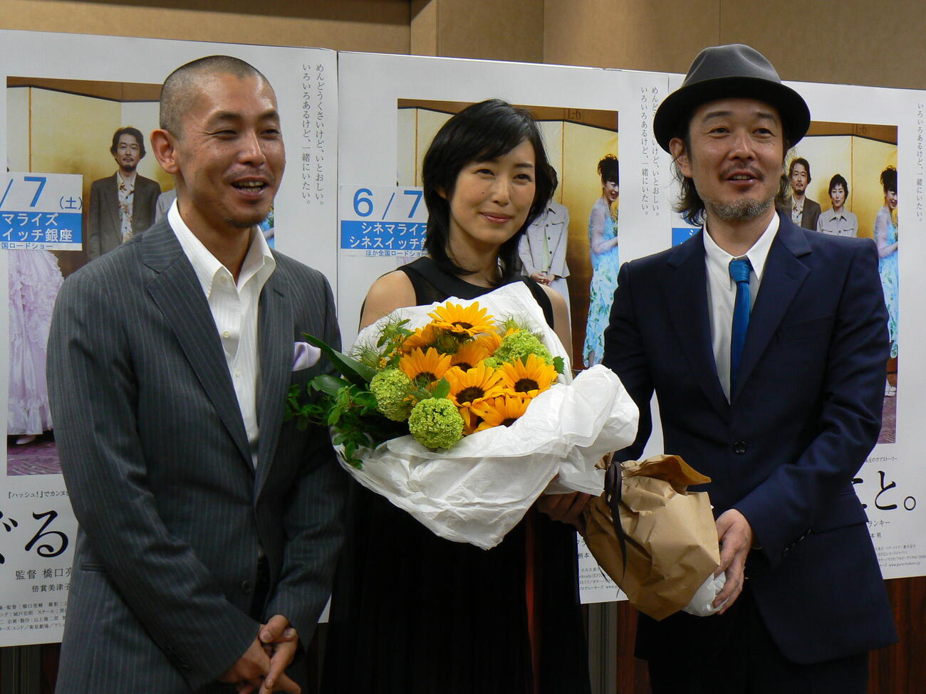 2008年5月、映画「ぐるりのこと。」試写会　試写会を前に、木村多江（中央）は出産祝いの花束をリリー・フランキーから受け取った。左は橋口亮輔監督