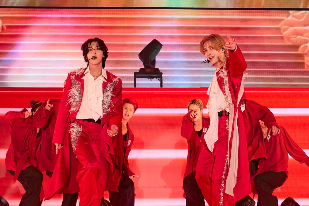 ROIROM単独公演「ROIROM 1st Concert 2026“MYSTIQUE”」でパフォーマンスする左から、本多大夢、浜川路己
