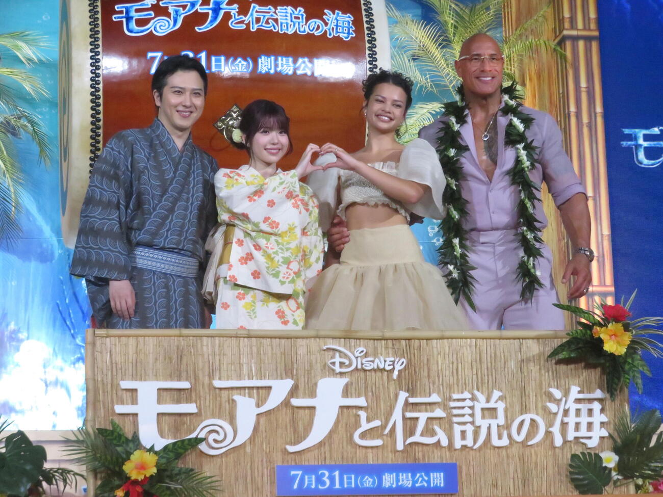映画「モアナと伝説の海」ジャパンプレミアに出席した、左から尾上松也、TSUZUMI、キャサリン・ランガイア、ドウェイン・ジョンソン（撮影・川田和博）