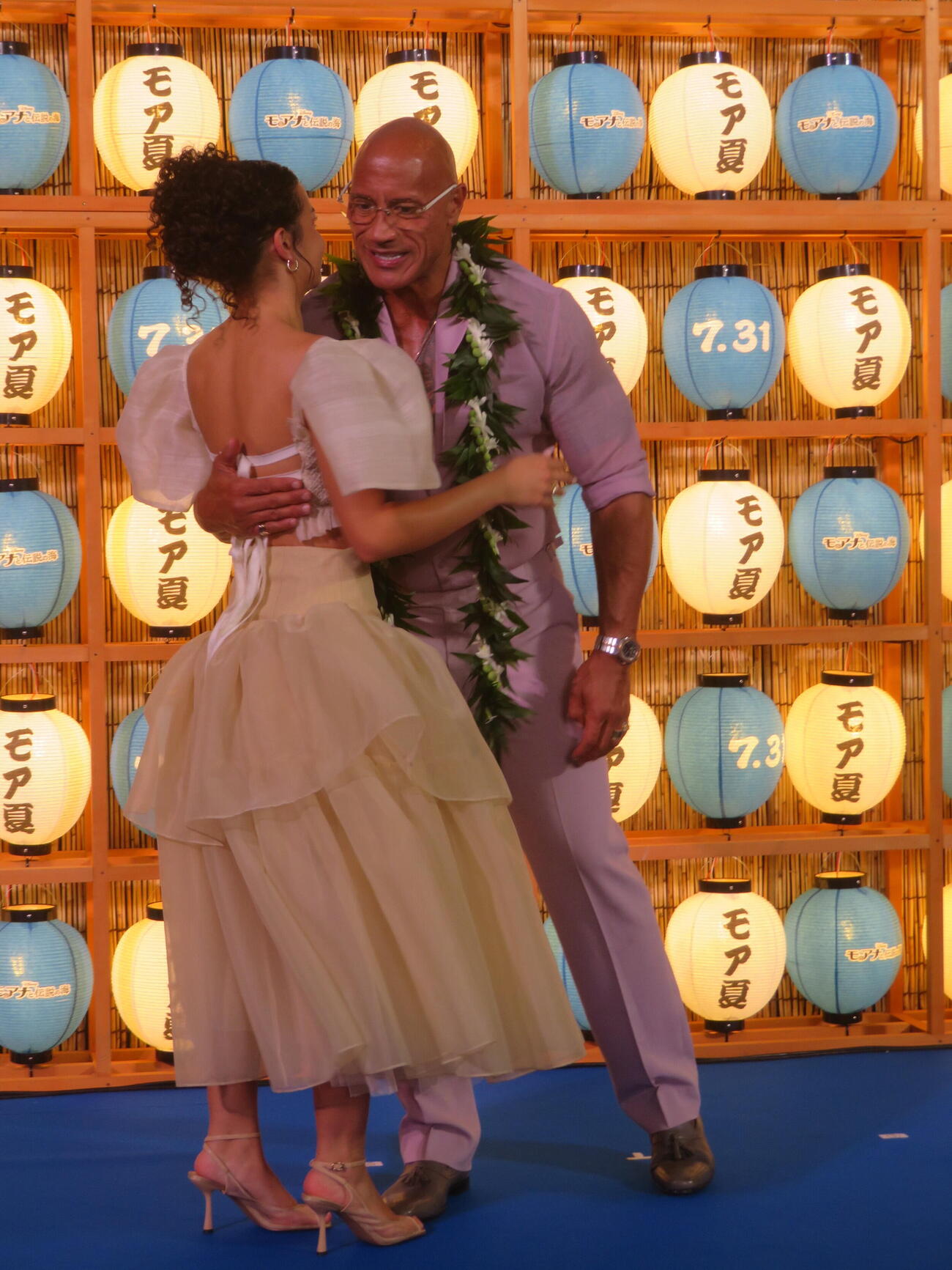映画「モアナと伝説の海」ジャパンプレミアでキャサリン・ランガイア（左）とハグするドウェイン・ジョンソン（撮影・川田和博）