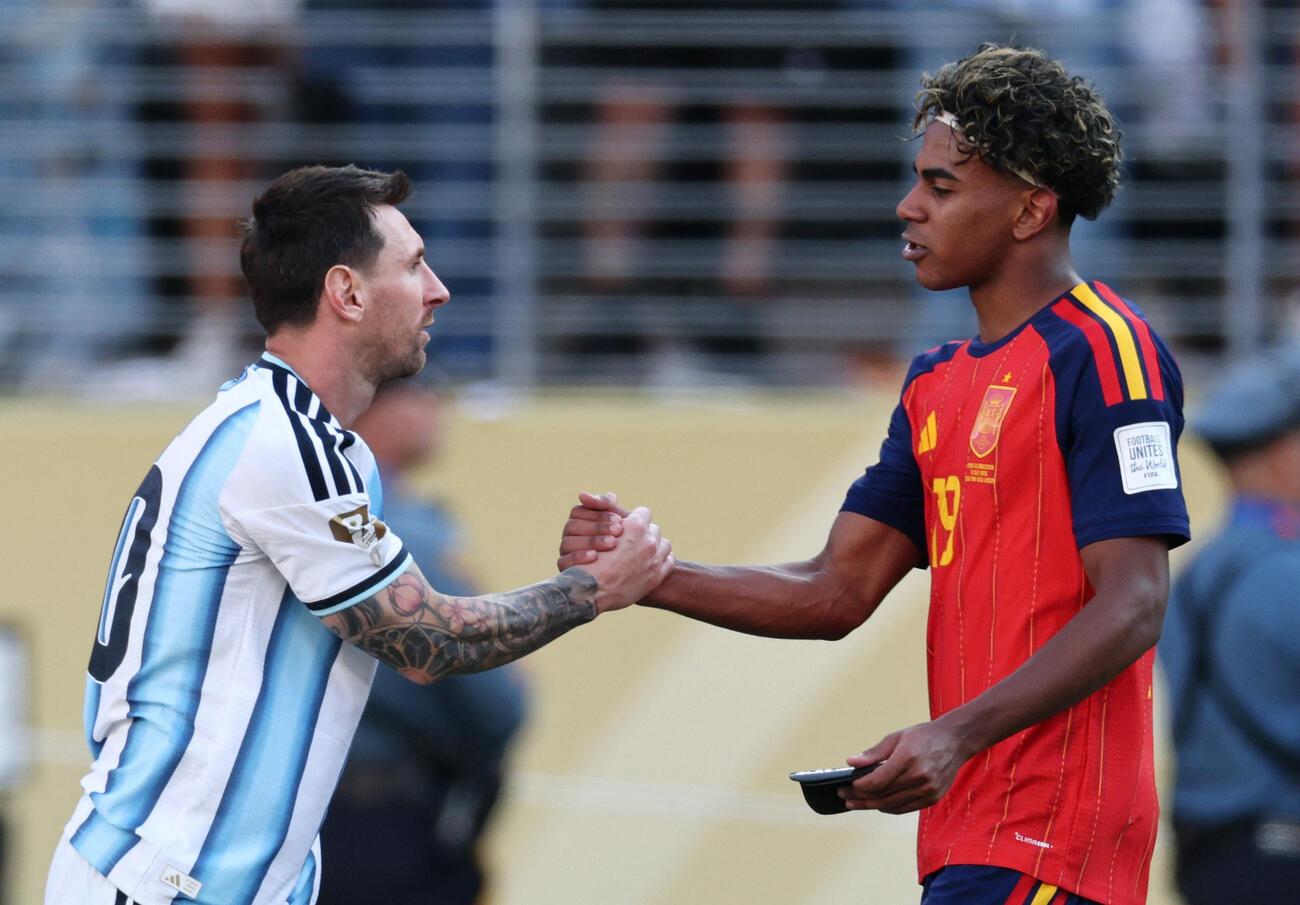 健闘を称え合うメッシとヤマル（ロイター）