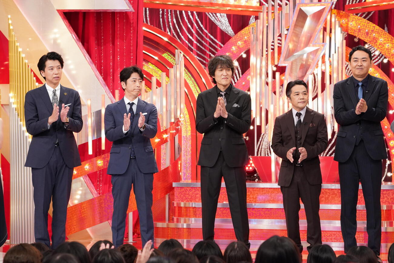 「アサヒビール　スマドリ　ダブルインパクト　2026　漫才＆コント二刀流No．1決定戦」で審査員を務める、左からニッポンの社長の辻クラシック、フットボールアワー後藤輝基、千原ジュニア、中川家の剛、アンガールズ田中卓志